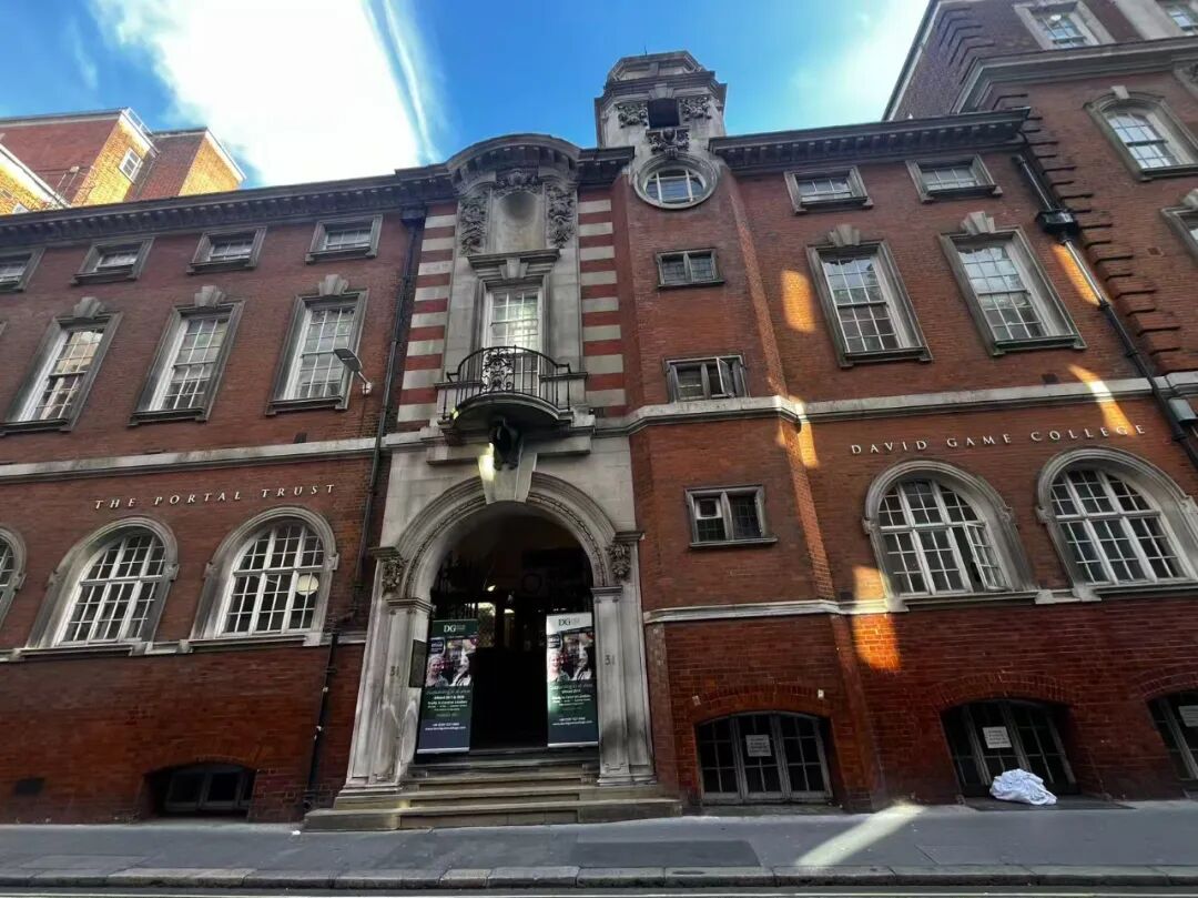 独家报道：英国第一个“无教师讲授课堂”，一次看似激进，实则温和的课堂实验