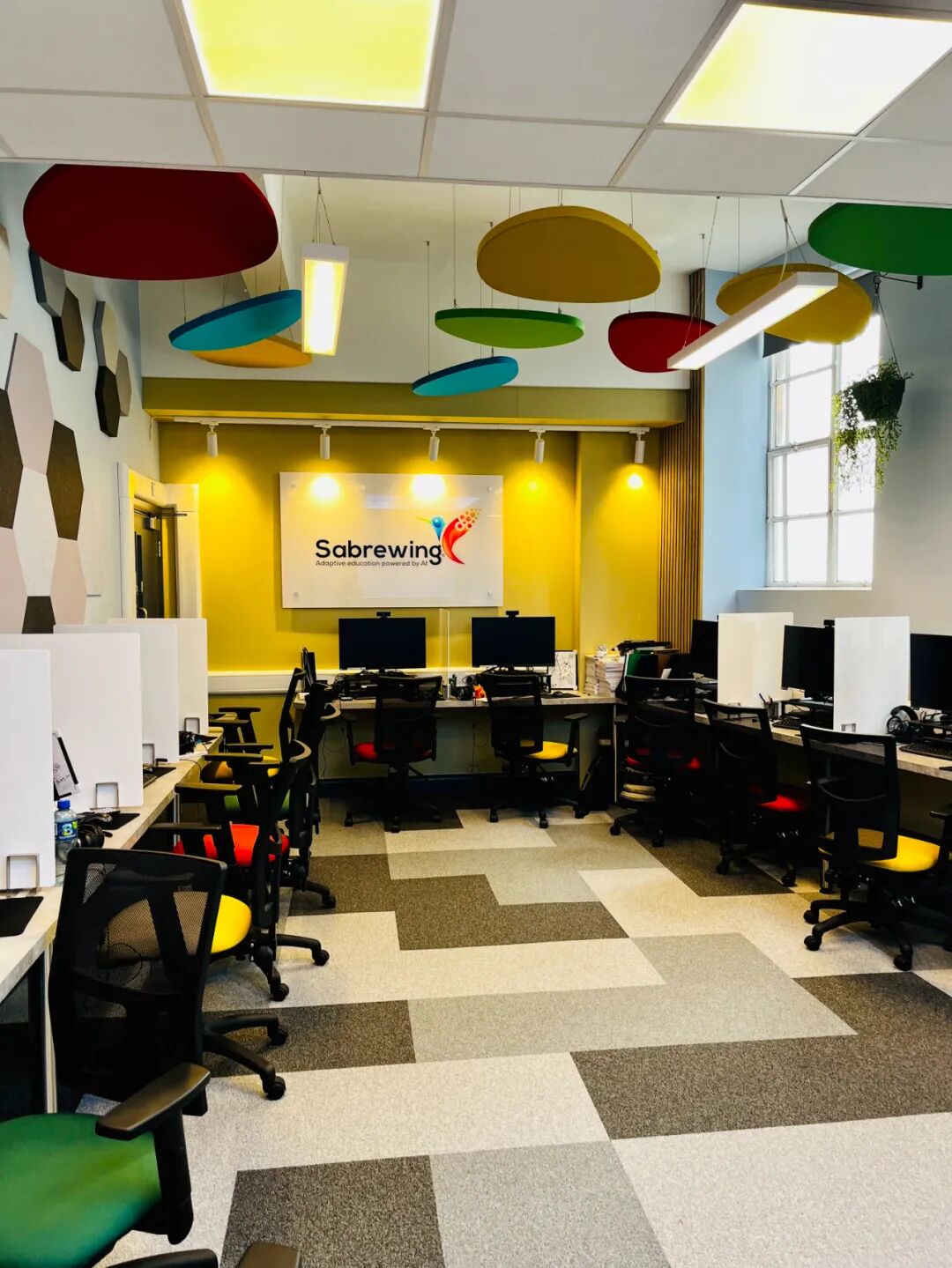 独家报道：英国第一个“无教师讲授课堂”，一次看似激进，实则温和的课堂实验