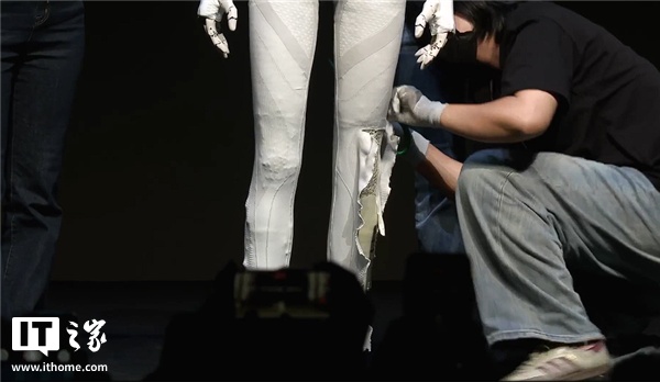 何小鹏：小鹏人形机器人量产挑战仍多，明年预计先在自家门店园区测试