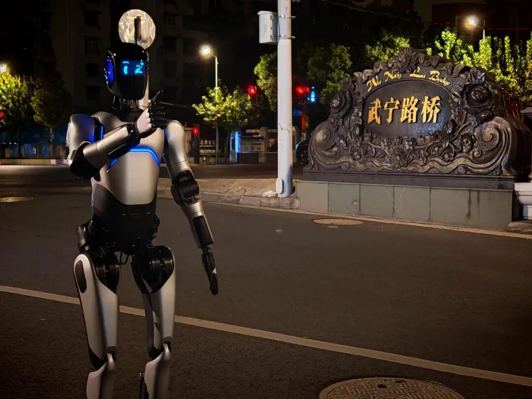 获吉尼斯世界纪录：智元远征 A2 完成全球首次人形机器人百公里跨省行走