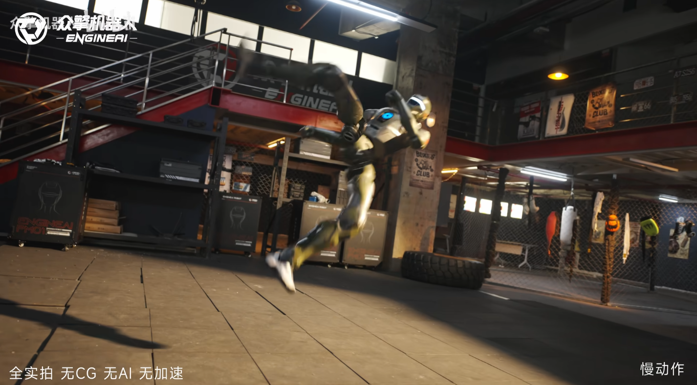 众擎 T800 人形机器人亮相：空中回旋踢，一脚踹烂门