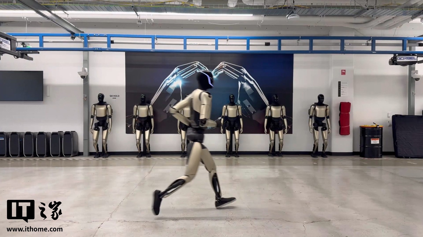 特斯拉发布 Optimus 人形机器人跑步视频，刷新“个人”最佳成绩