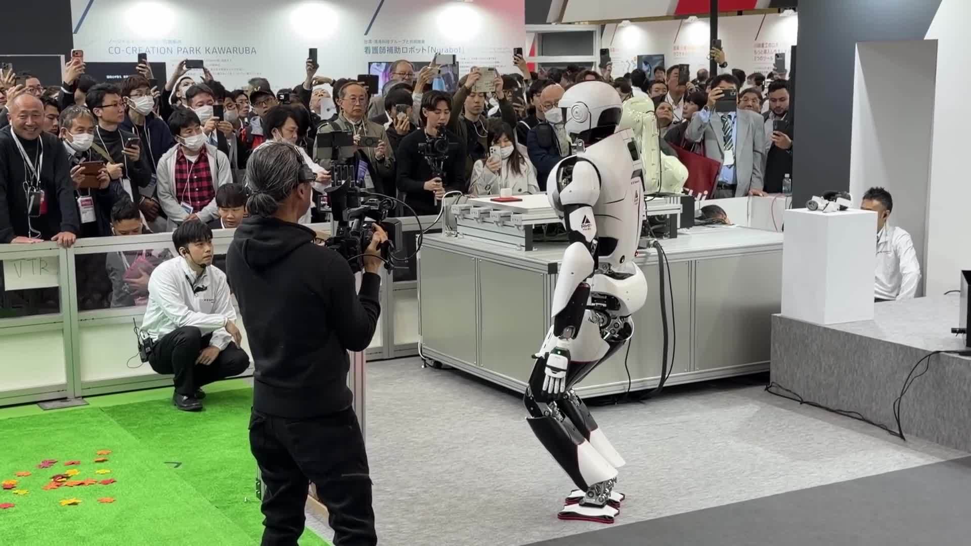 日本川崎重工推出新一代人形机器人 Kaleido 9，能扫垃圾、搬东西