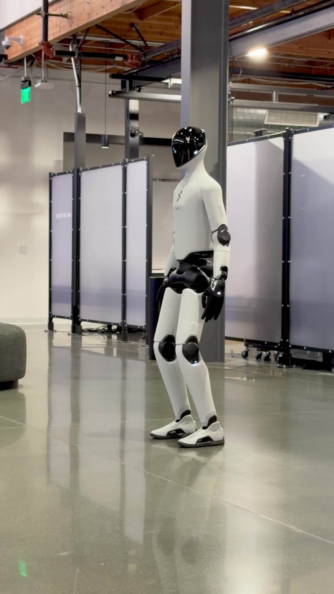 特斯拉之后 Figure AI 也秀肌肉：Figure 03 人形机器人跑起来，还是折返跑