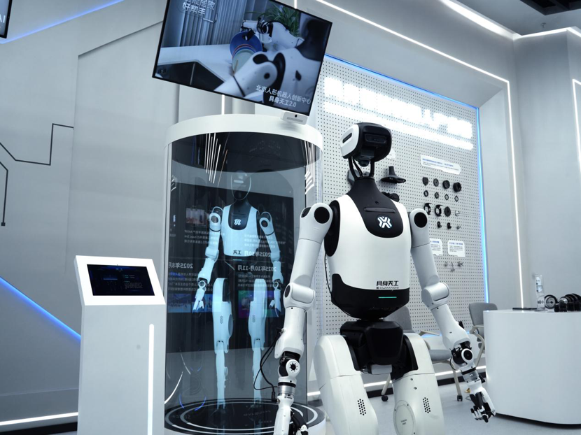 全国首个全自主无人化人形机器人导览解决方案发布，彻底摆脱遥控