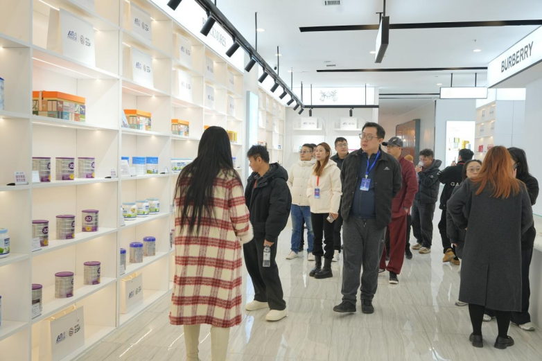 实地观摩促发展：企业代表团实地考察拉萨综合保税区，共谋跨境合作新机遇！