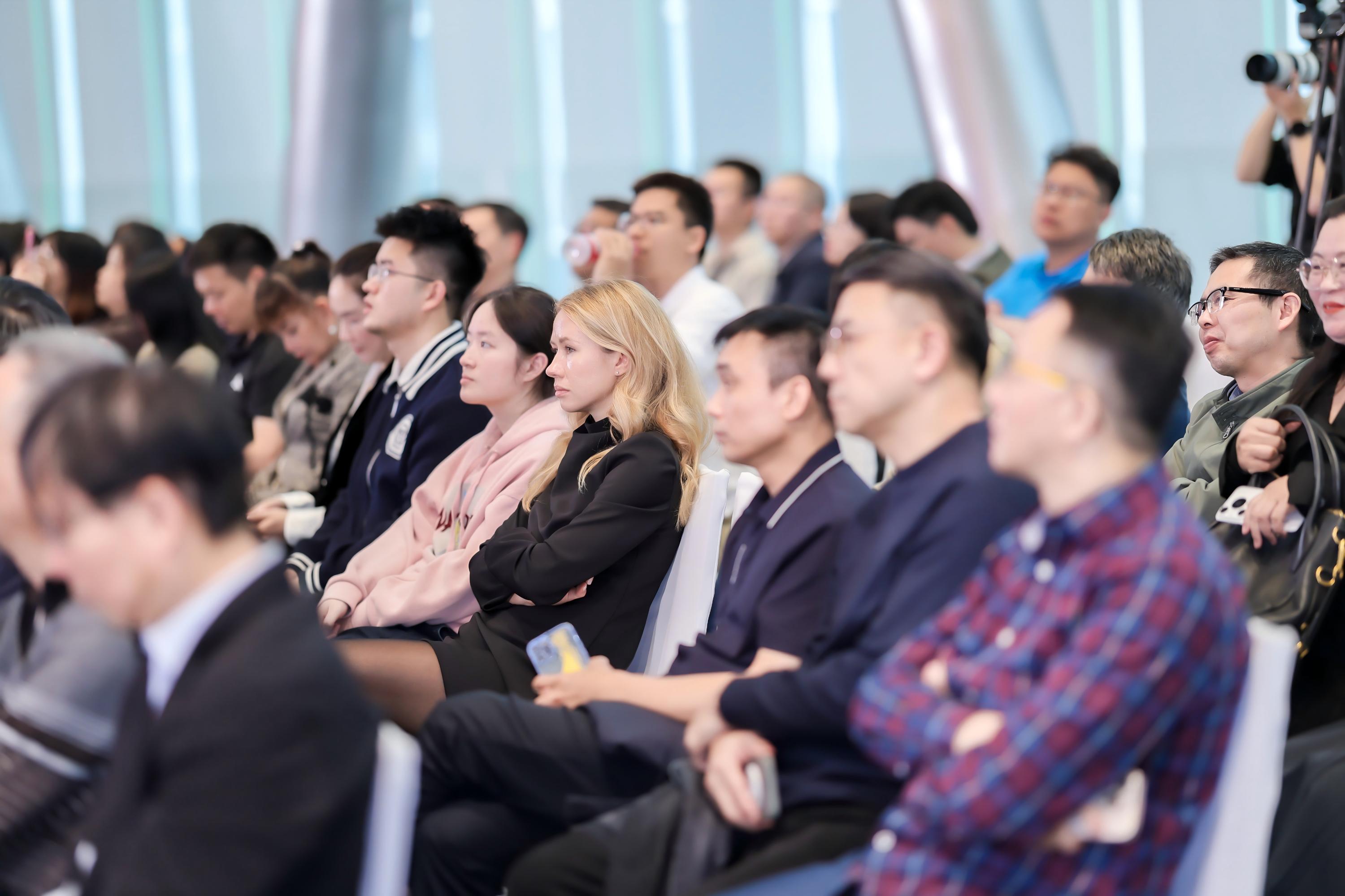 AINEST全球发布会发布本地化AI产品FRIDAY，Kickstarter首日众筹37.4万美金，公布三年战略路线图