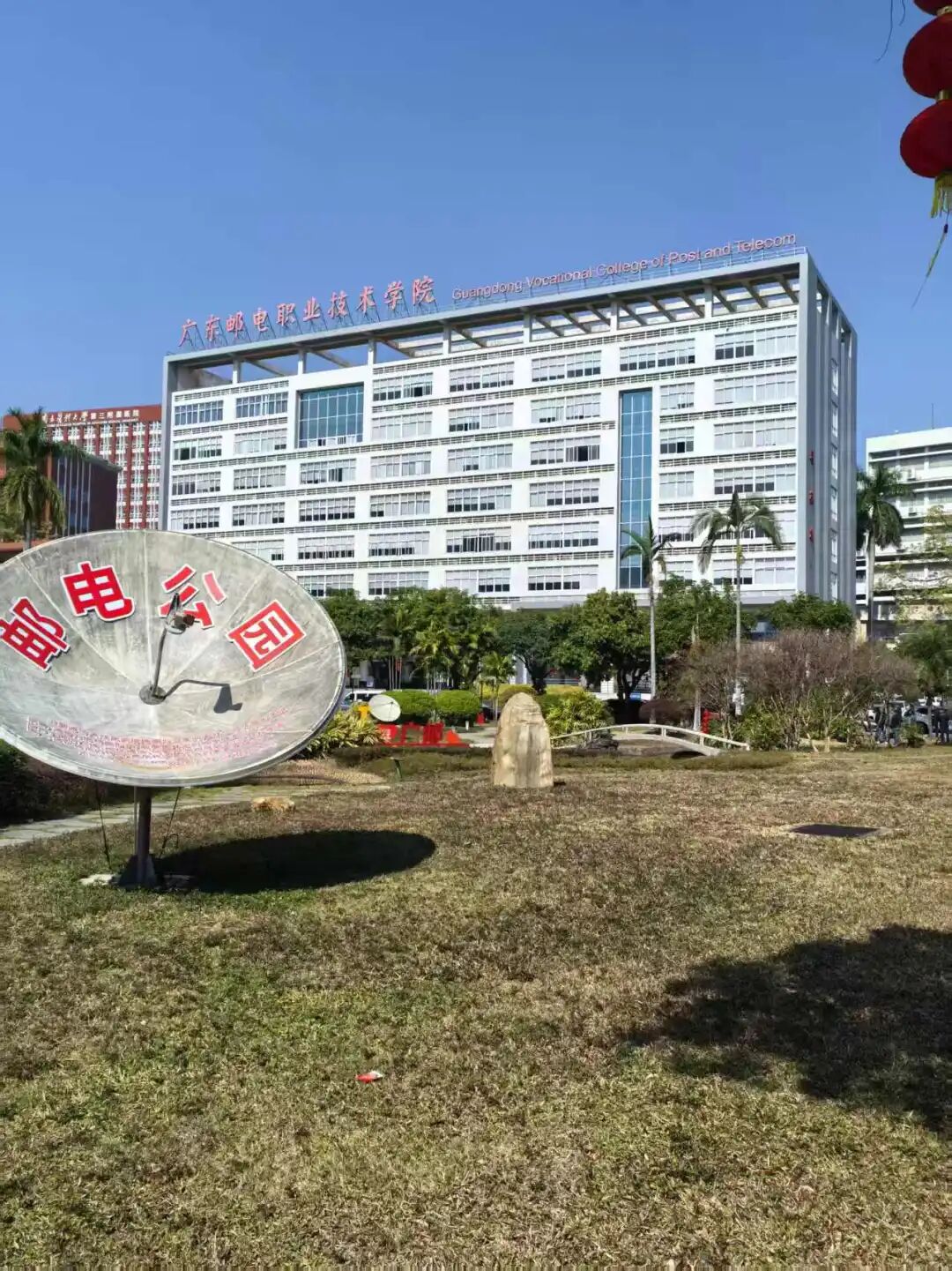 我把阳光下的校园交给AI，结果它比我还会“夸夸”！