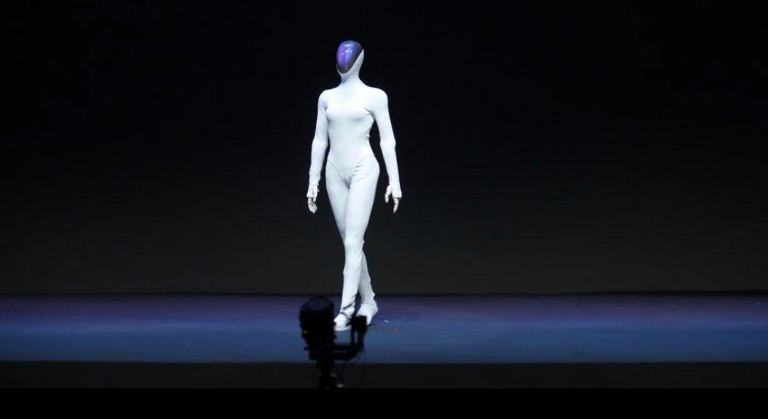 何小鹏：用汽车标准研发的 ET1 版本第一台机器人顺利落地