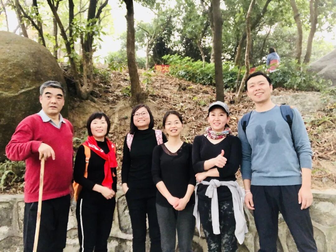 让AI正话反说改文章，请AI设计一劳永逸的商业计划，这两件好玩的事情，会带给教育工作者哪些思考？