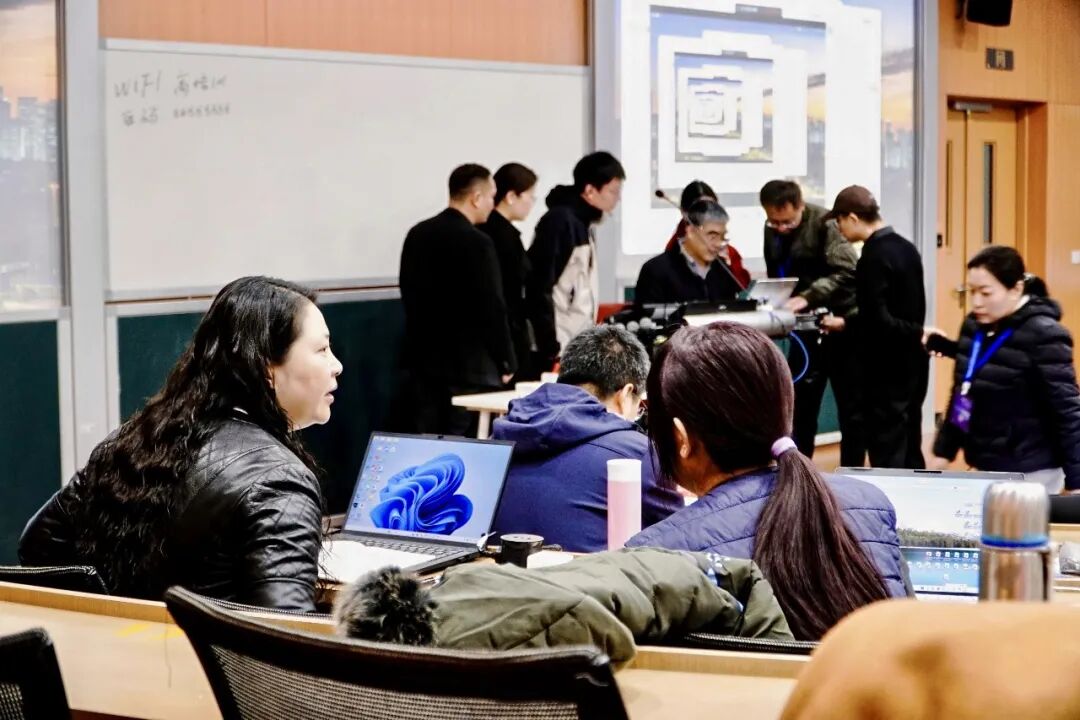 达沃斯论坛上，除了大咖“吵架”，还有精彩演讲，全球畅销书作家尤瓦尔·赫拉利警告说，AI 将颠覆语言、法律与权力？