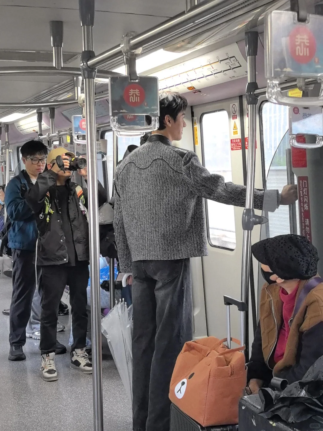 Kimi 上新 K2.5 模型，国产 AI 开始卷审美了？