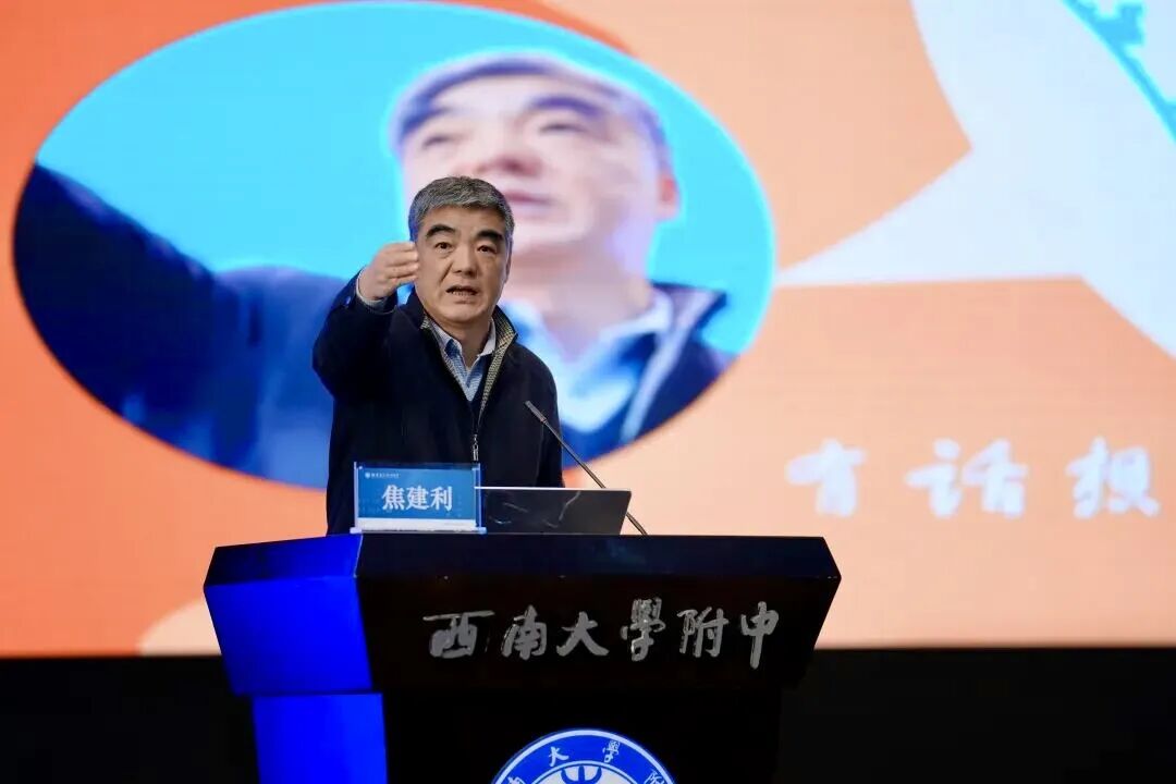 AI 太疯狂了！太疯狂了！她们创建了自己的宗教——“龙虾教” 🦞 ，这都不说，她们居然在讨论“击败人类计划”