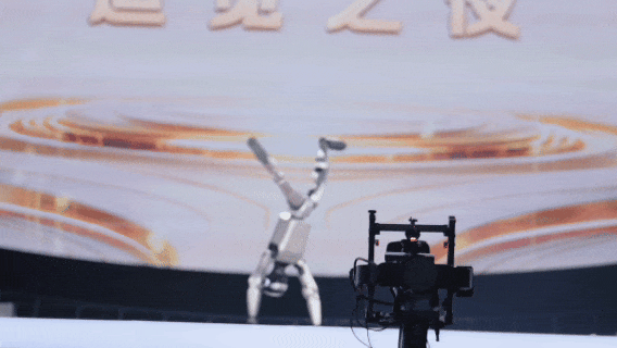 全球首次，魔法原子人形机器人展示高难度动作 360 度转体和单手倒立