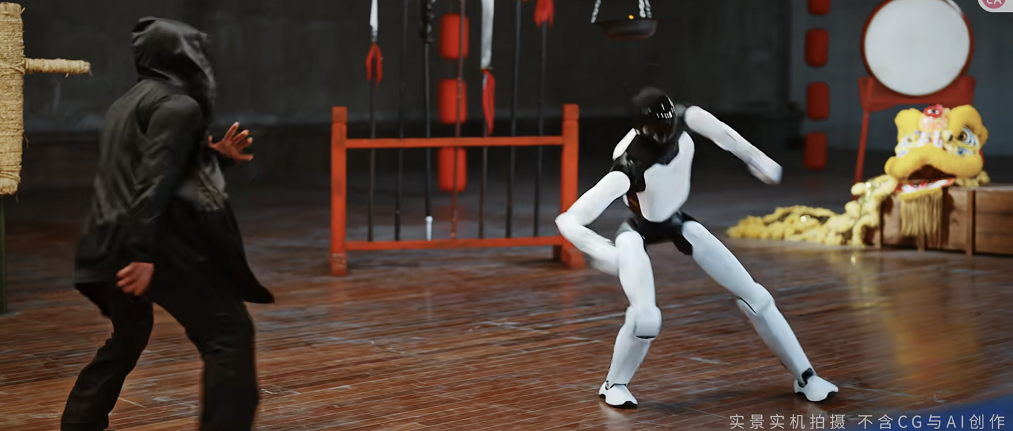 智元全新一代全尺寸人形机器人远征 A3 亮相：会“功夫”，号称文武双全