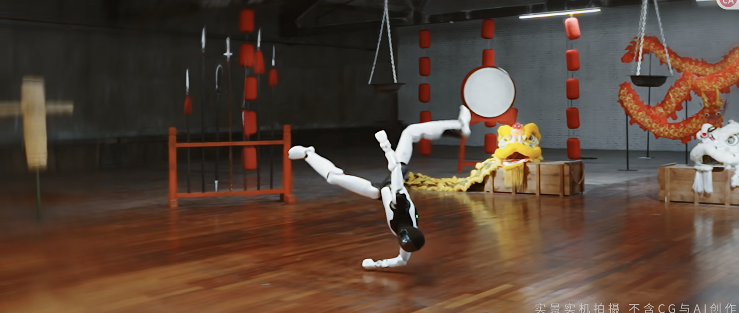 智元全新一代全尺寸人形机器人远征 A3 亮相：会“功夫”，号称文武双全