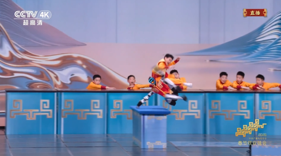 机器狗与熊猫对阵：魔法原子机器人亮相 2026 春晚四川宜宾分会场《立上游》