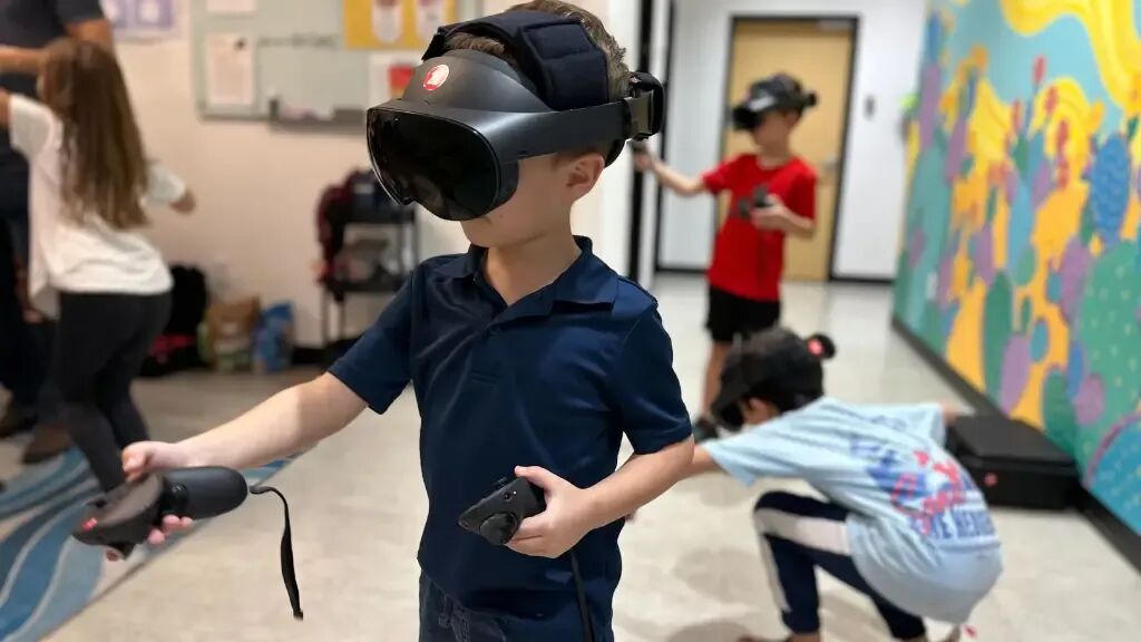 学生正被当作“小白鼠”：走进一所由 AI 驱动的私立学校