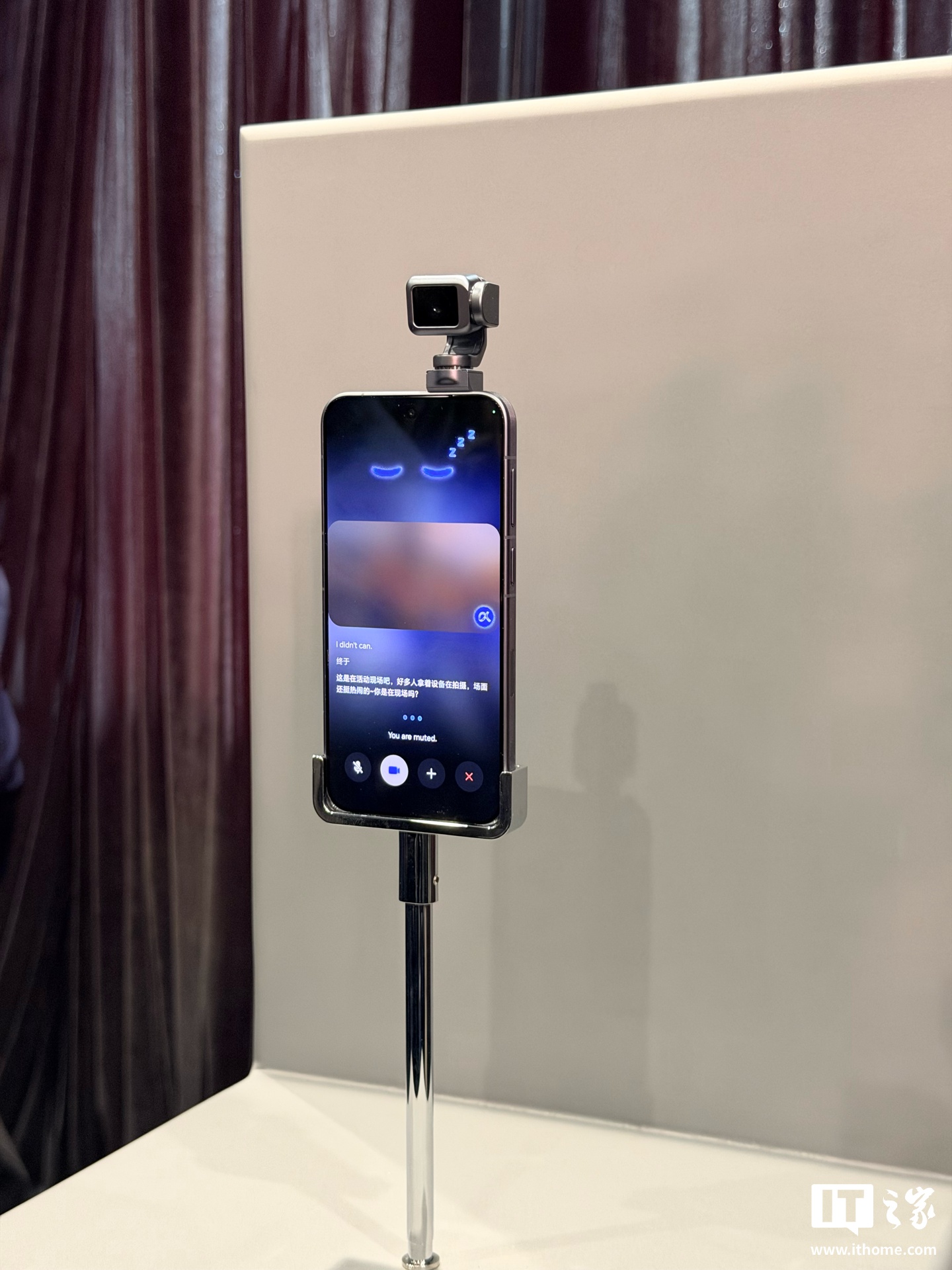 荣耀首款人形机器人荣耀 ROBOT 热舞视频发布，在 MWC 2026 上演太空步