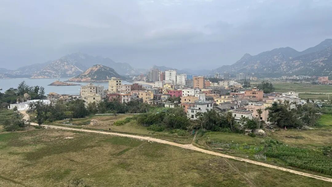 上周五，深圳腾讯大厦门前大排长龙，来自四面八方的老少爷们上千人竟是为了一只“龙虾”，周六，龙岗区拟推出“龙虾十条”