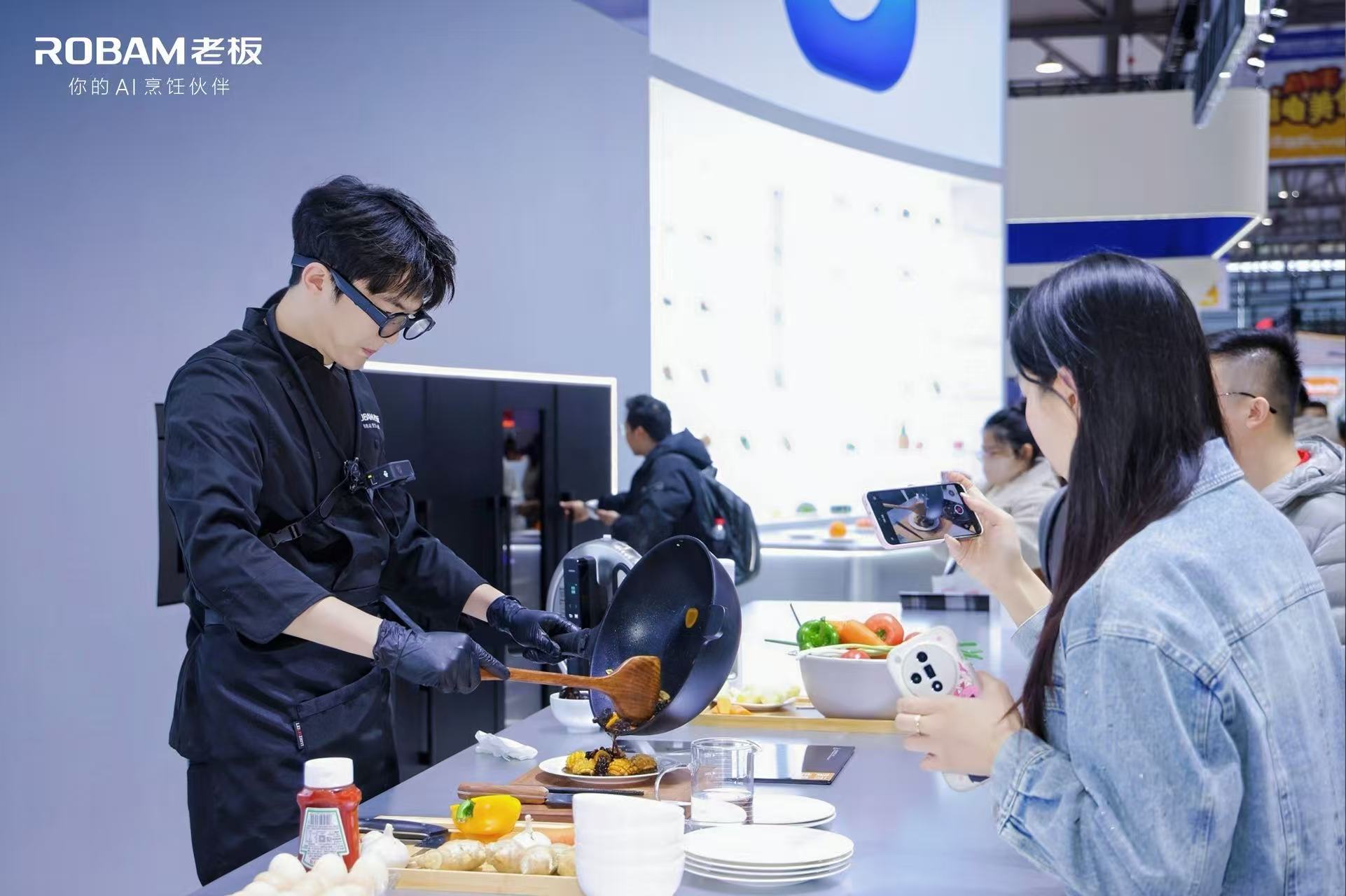 老板电器发布全球首款 AI 烹饪眼镜，能辨识食材、提醒步骤、把控火候