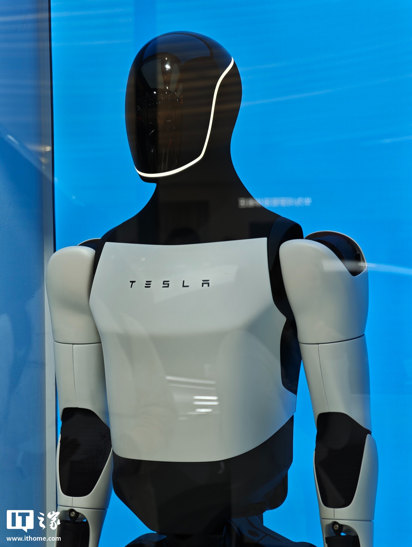 特斯拉第三代人形机器人在 AWE 2026 上海首秀，首个量产版来了