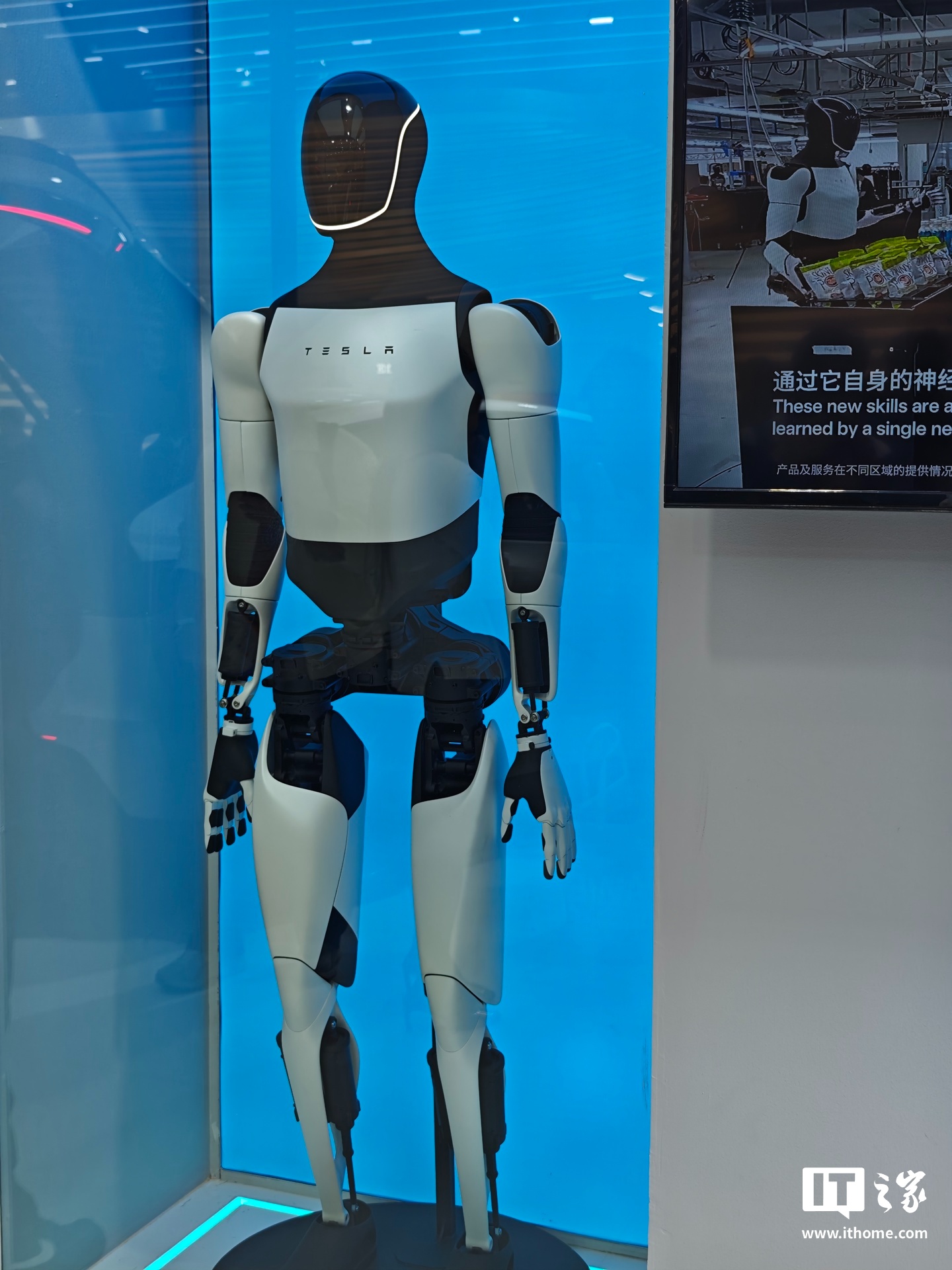 特斯拉第三代人形机器人在 AWE 2026 上海首秀，首个量产版来了