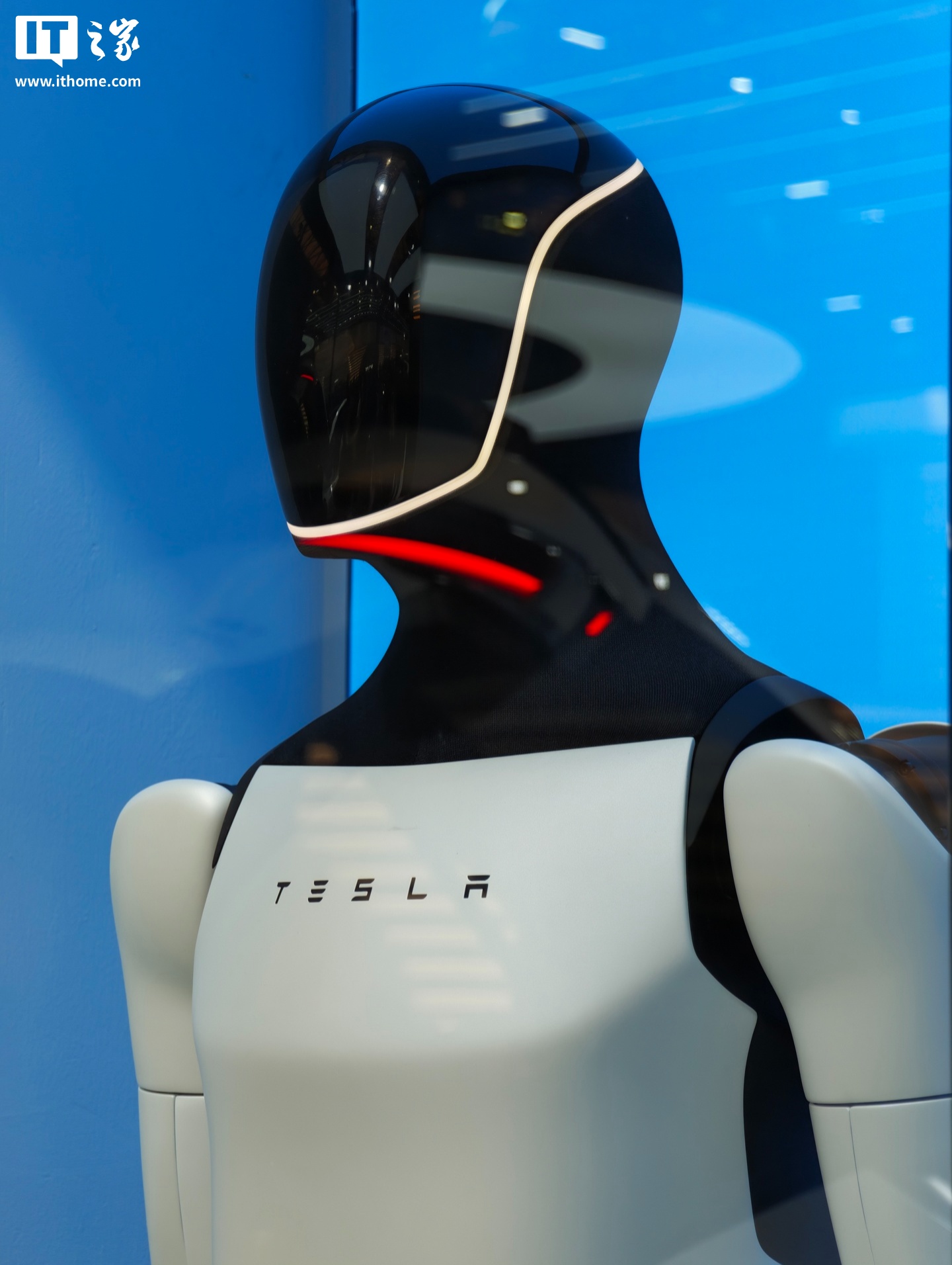 特斯拉第三代人形机器人在 AWE 2026 上海首秀，首个量产版来了