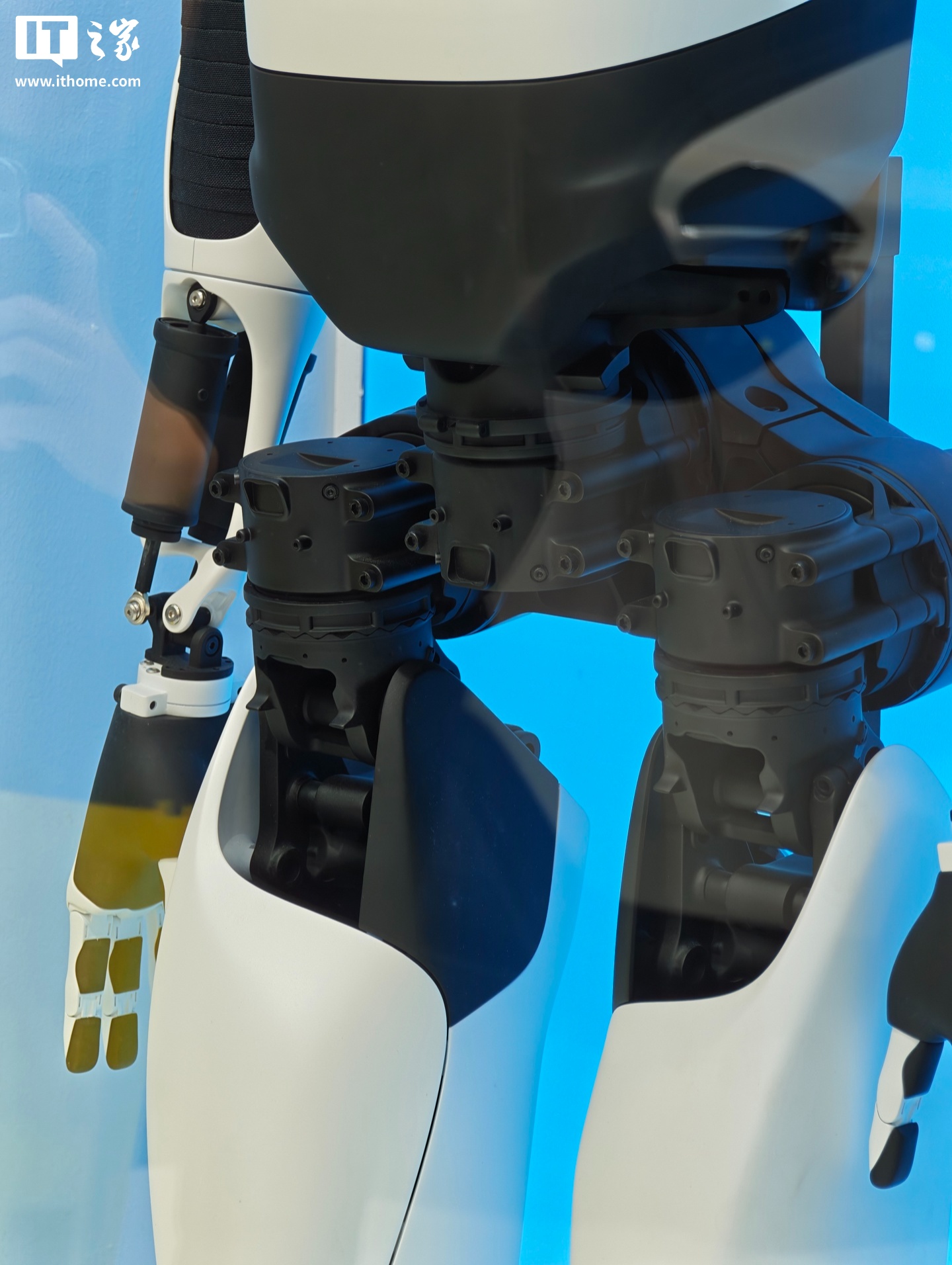 特斯拉第三代人形机器人在 AWE 2026 上海首秀，首个量产版来了