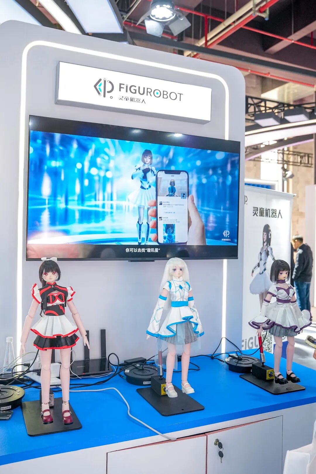 灵童展示全球首个机器人女团表演：二代机今年二季度开启预售，实现自主站立与行走