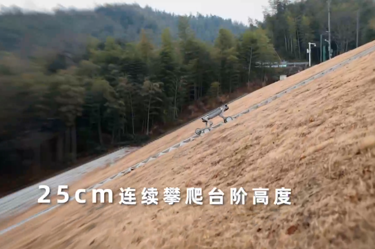 智元酷拓 D1 MAX 四足机器人发布：30 公斤载重，30 公里续航