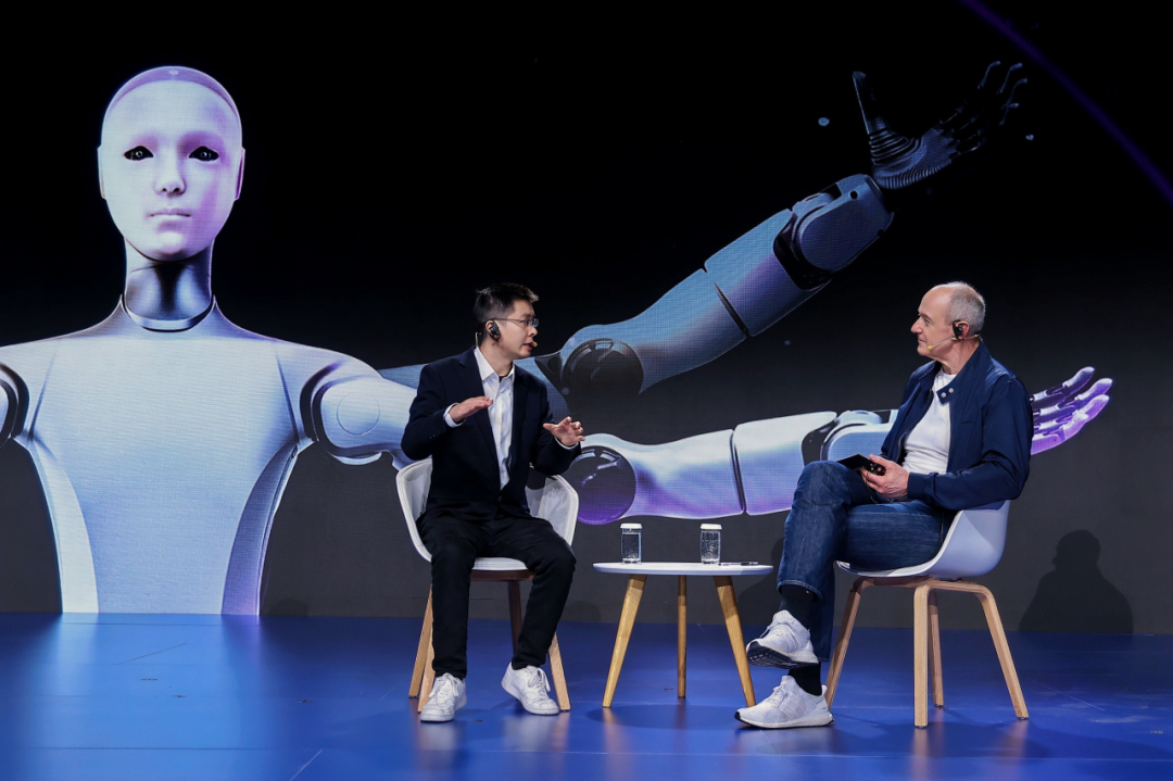 机器人自由出招对打，宇树王兴兴预计未来六个月左右落地