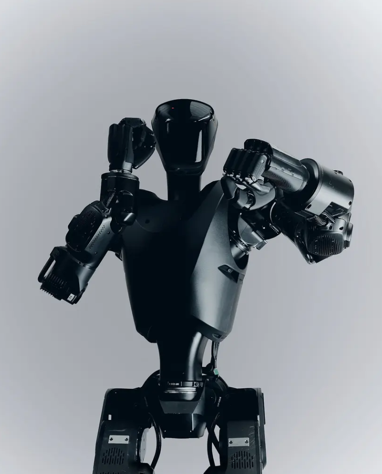 AI 士兵崛起？俄乌战场惊现持枪人形机器人