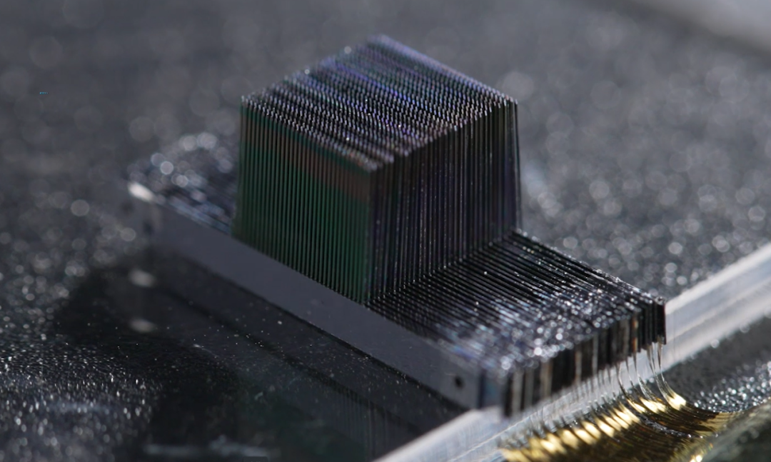 真“强尼 · 银手”：衷华脑机智能仿生手首次亮相，能靠“意念”操控