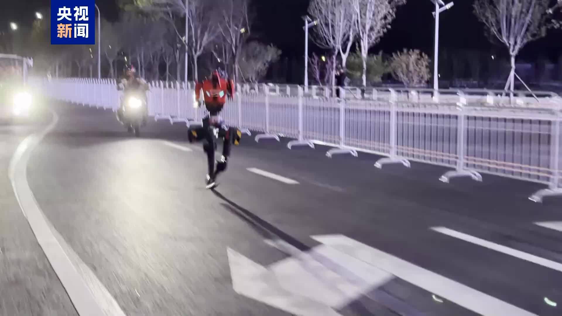 终端大厂全球首个：荣耀机器人“闪电”“元气仔”官宣出征 4 月 19 日北京亦庄马拉松比赛