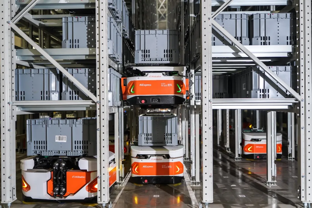 10 秒爬上 5 层楼高货架，菜鸟发布首款自研“攀爬机器人”ZeeBot