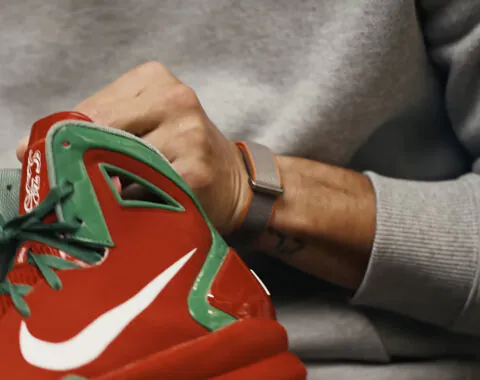 谷歌无屏 Fitbit 手环现身，NBA 球星库里已佩戴数月