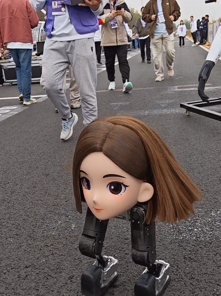 脖子以下全是腿：网友自制“豆脚”机器人现身北京人形机器人马拉松