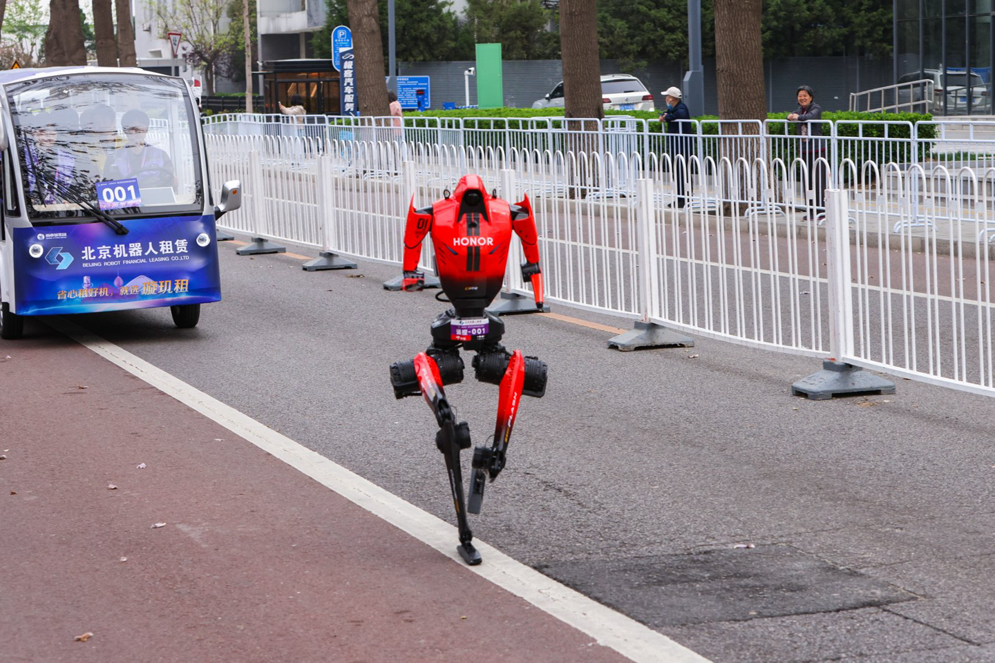 荣耀“闪电”机器人破人类半马纪录夺冠，研发工程师姚彬称仅研发半年