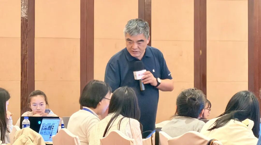 一本令人耳目一新的反潮流著作，它帮助人们识别AI 骗局，揭露AI 伤害，戳破AI泡沫，教导人们如何对抗科技巨头的炒作，创造我们想要的未来