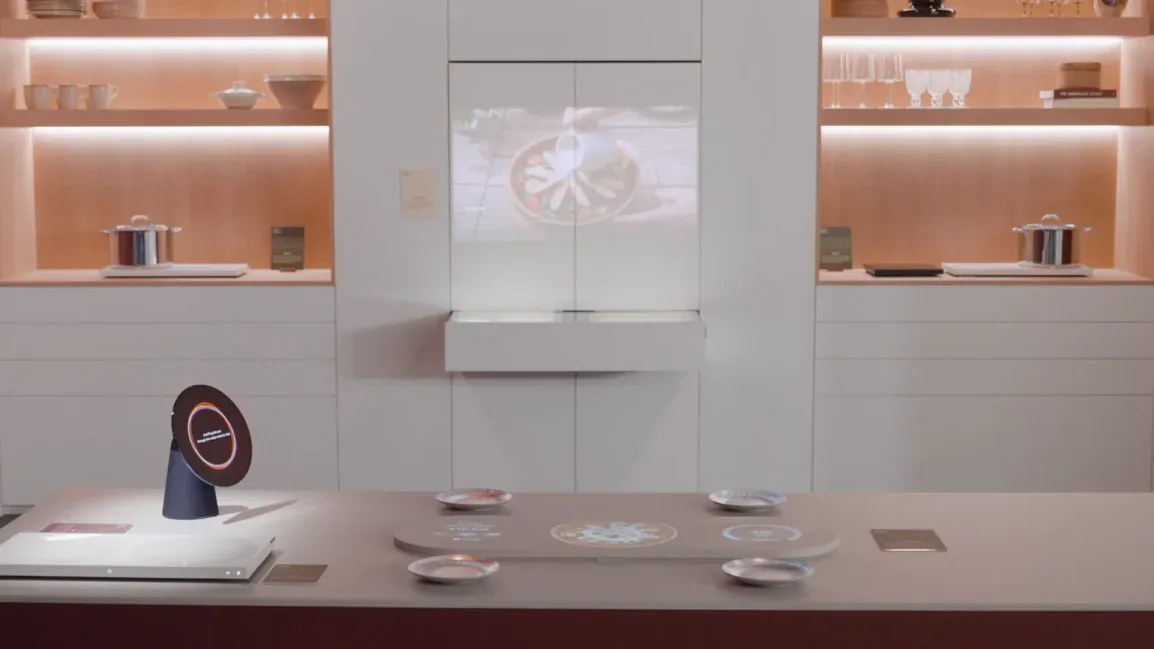 三星展示 Project Luna 概念 AI 伴侣，配可旋转圆形屏幕