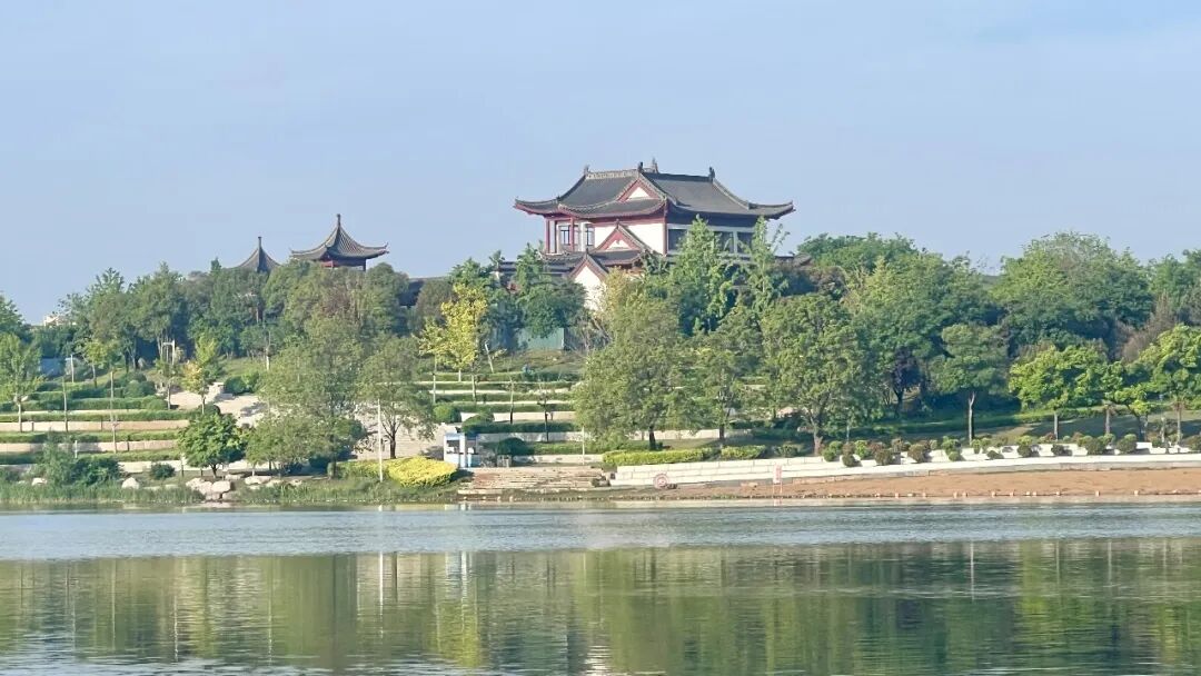 可汗学院的可汗近期表态发生了根本转变：从强调AI导师转向“投资于人类系统”，这标志着教育技术叙事的一个重要转折点，您怎么看？