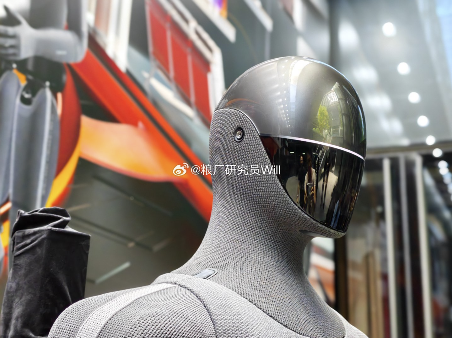 小米全新具身机器人亮相投资日活动，现场分发纸袋动作灵活自如