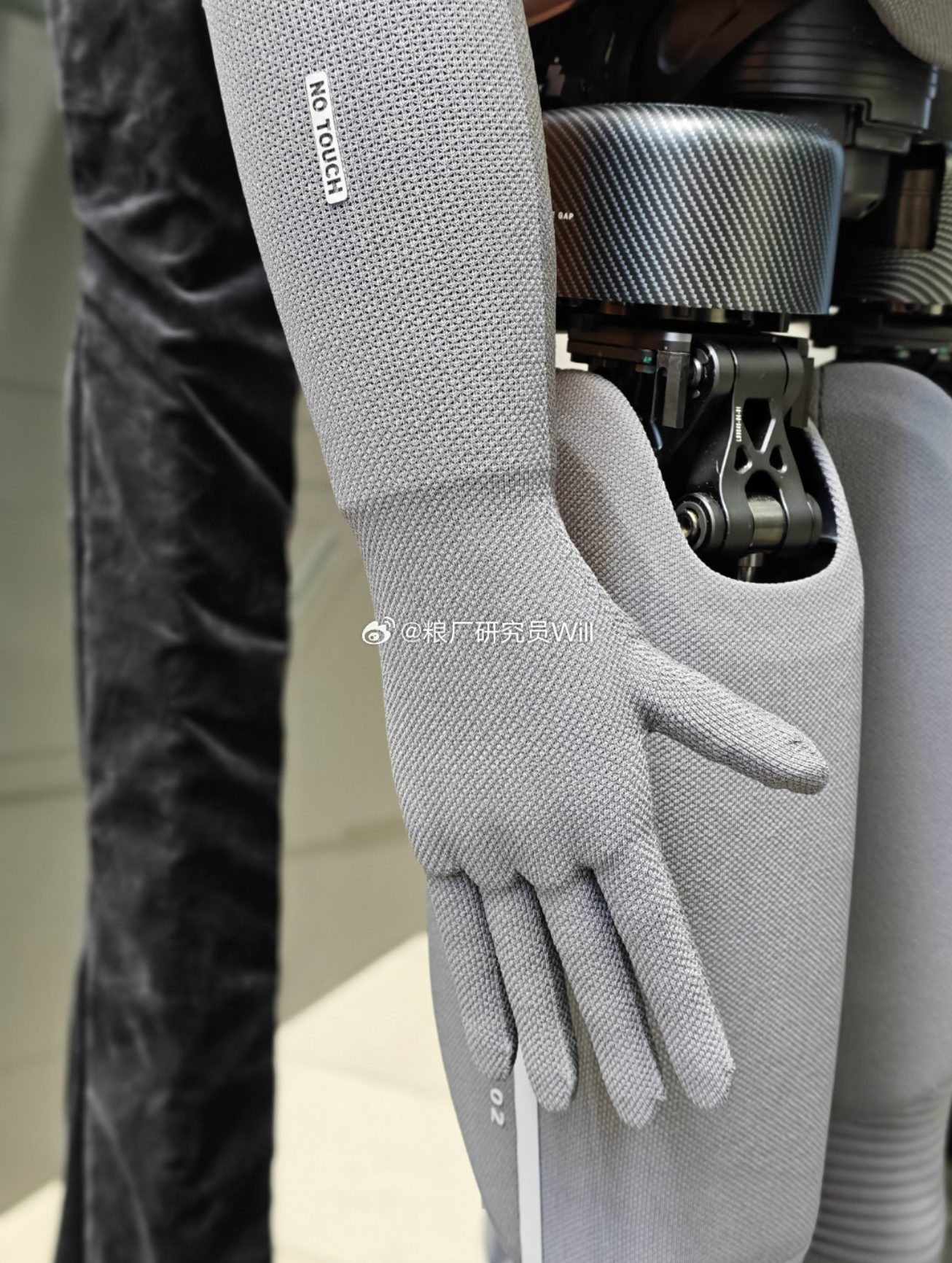 小米全新具身机器人亮相投资日活动，现场分发纸袋动作灵活自如