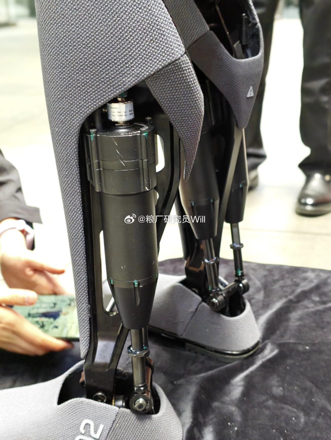 小米全新具身机器人亮相投资日活动，现场分发纸袋动作灵活自如