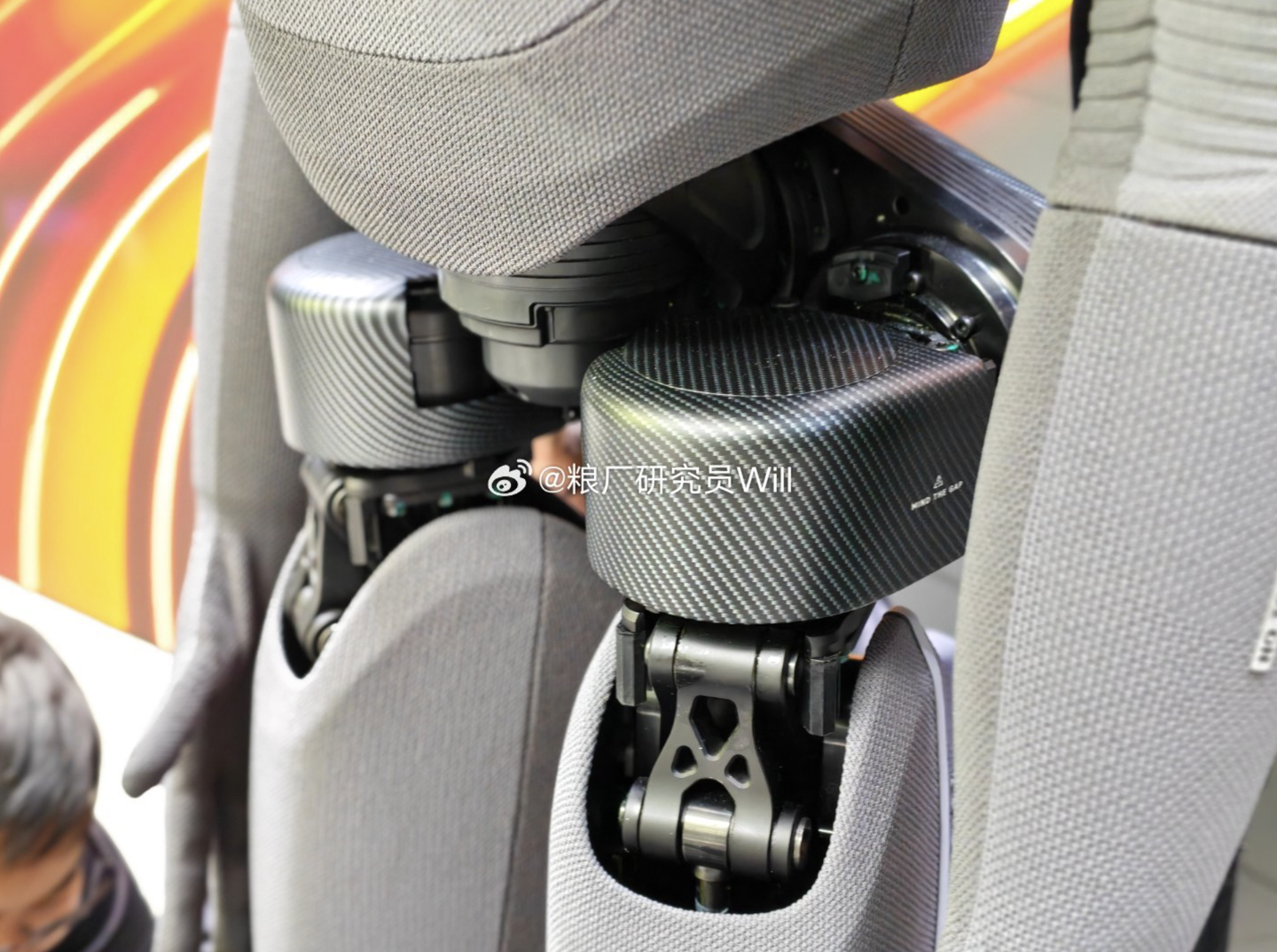 小米全新具身机器人亮相投资日活动，现场分发纸袋动作灵活自如