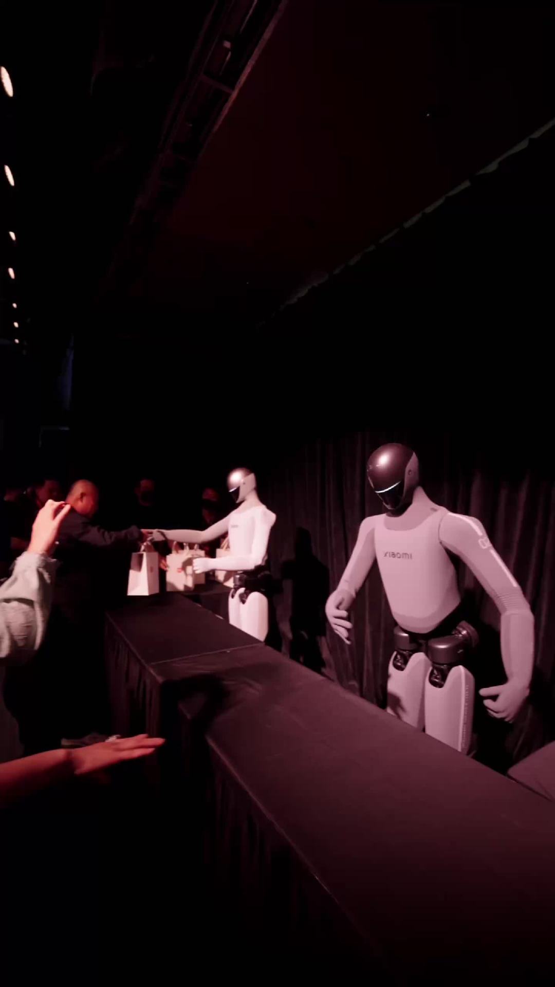 小米全新具身机器人亮相投资日活动，现场分发纸袋动作灵活自如