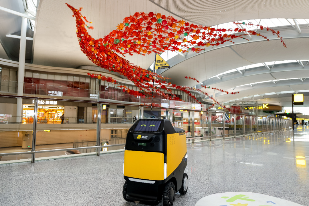 美团配送机器人“小黄蜂”落地重庆江北机场，最快 10 分钟即可收货