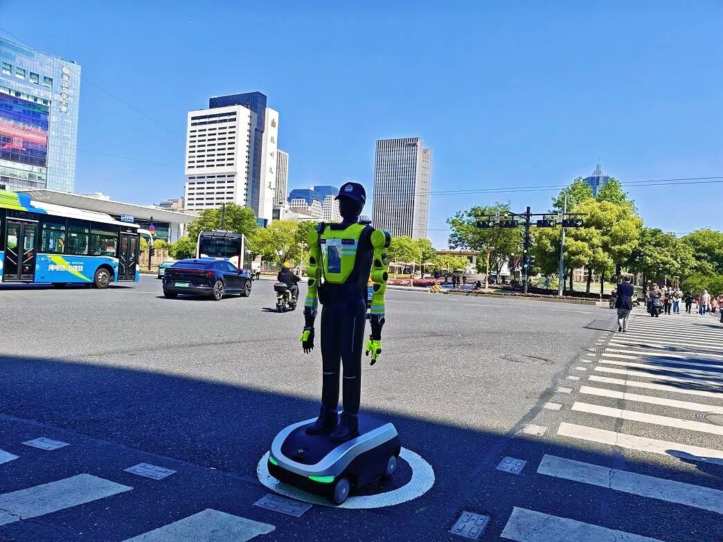 全国首支机器人交警中队在杭州正式上岗，能提醒违章、为游客指路