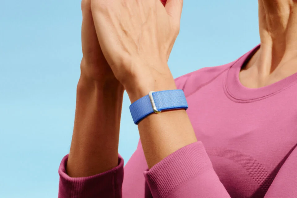 谷歌发布极简无屏、无按键健身手环 Fitbit Air，专注无感健康监测